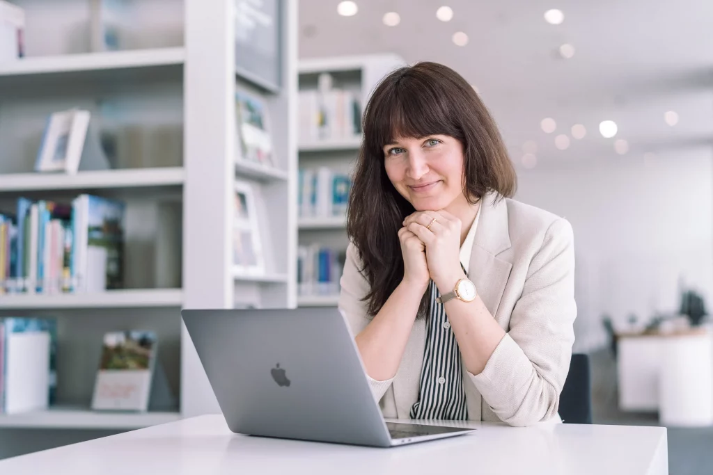 Copywriterin Koblenz - Sabrina Hück - Deutsch - Business - Werbetexterin - Laptop - LinkedIn Marketing - LinkedIn - Marketing 