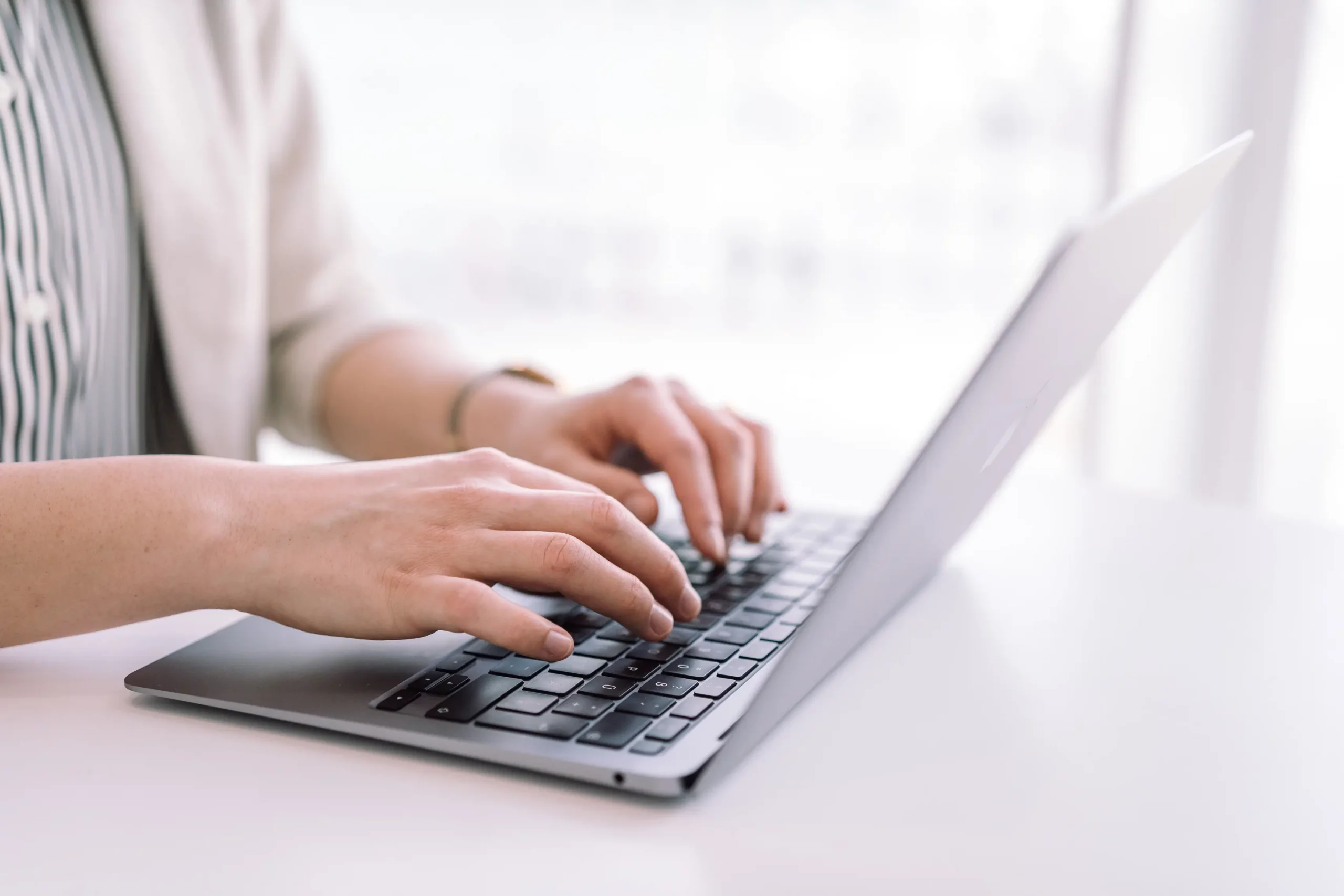 Copywriterin Koblenz - Sabrina Hück - Deutsch - Business - Werbetexterin - Tastatur - 10 Finger - LinkedIn Marketing - LinkedIn - Marketing 